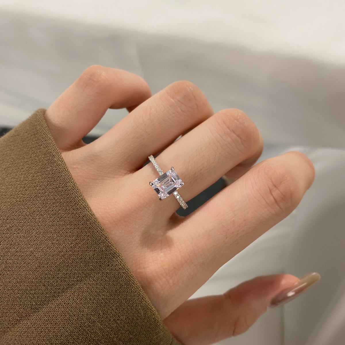 Anillo de diamantes con esmeralda blanca