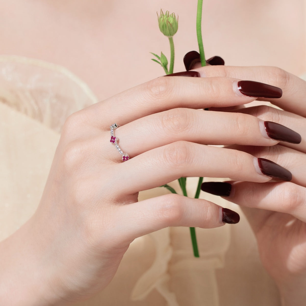 Anillo de diamantes con trébol fucsia