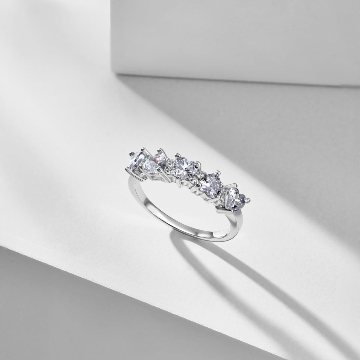 Anillo de diamantes con corazón blanco
