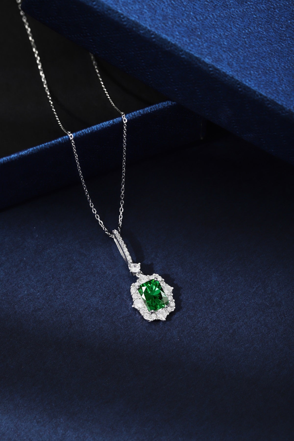 Collar de diamantes verdes