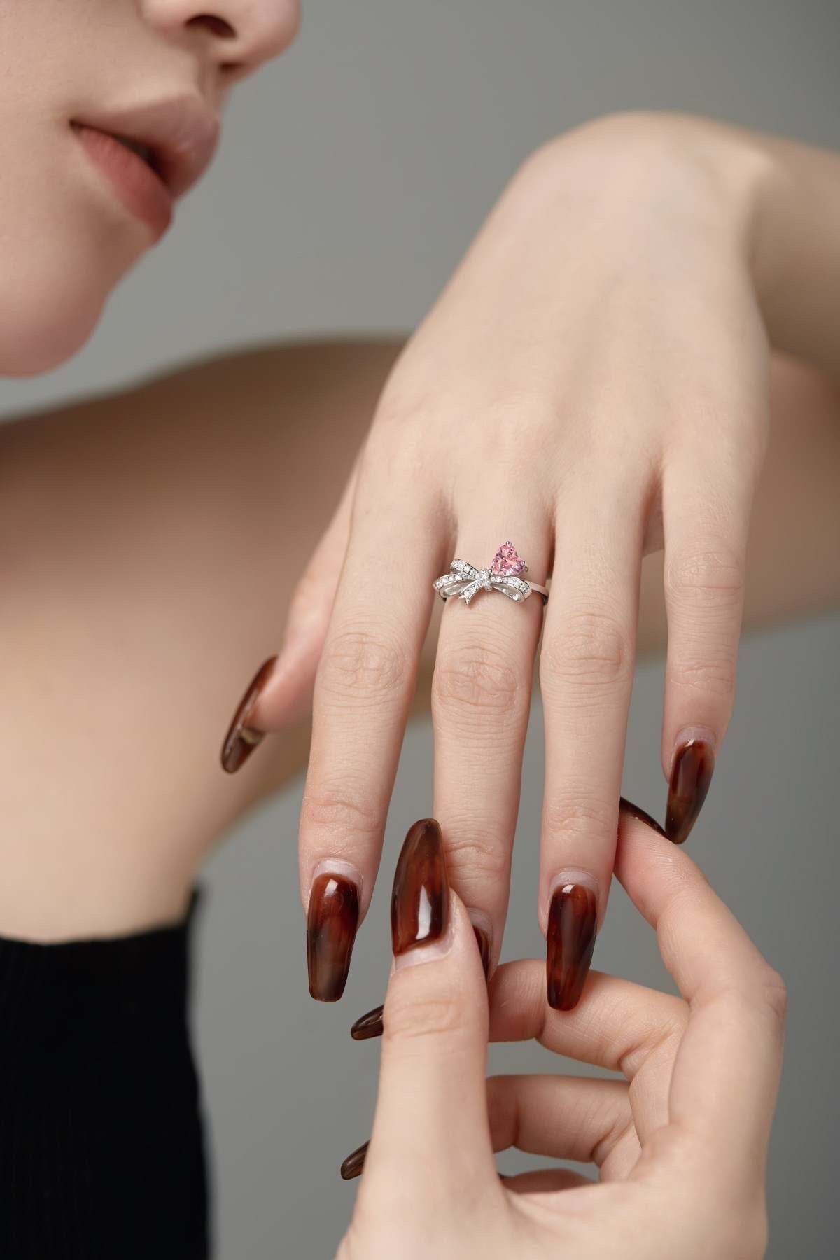 Anillo de diamantes con lazo rosa