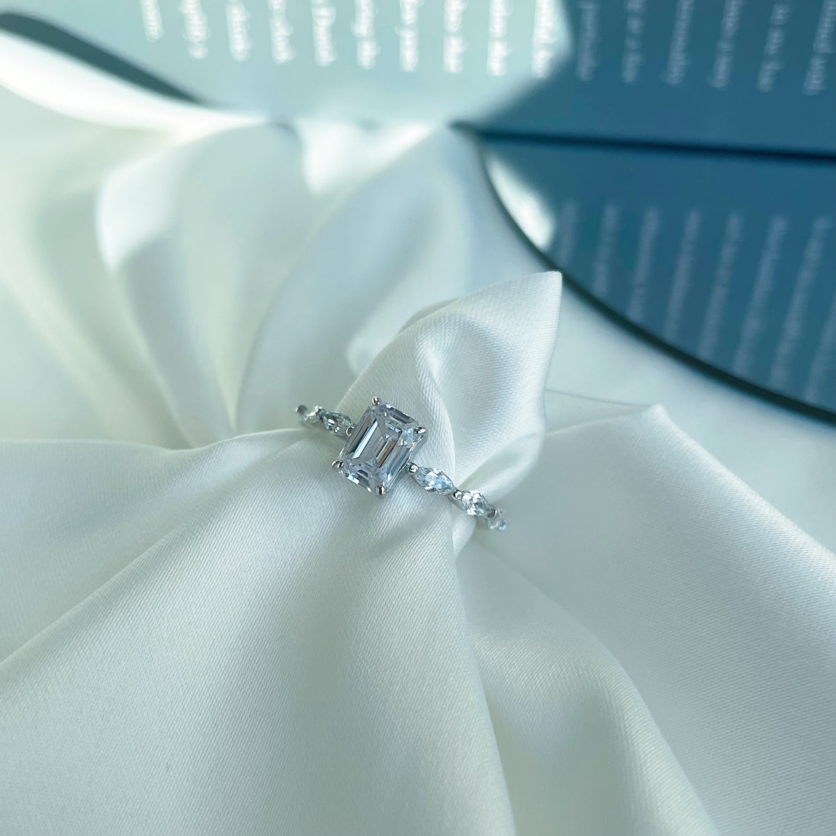 Anillo de diamantes de talla esmeralda blanca
