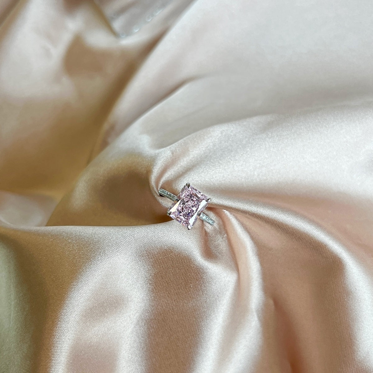 Anillo de diamantes radiantes de color rosa