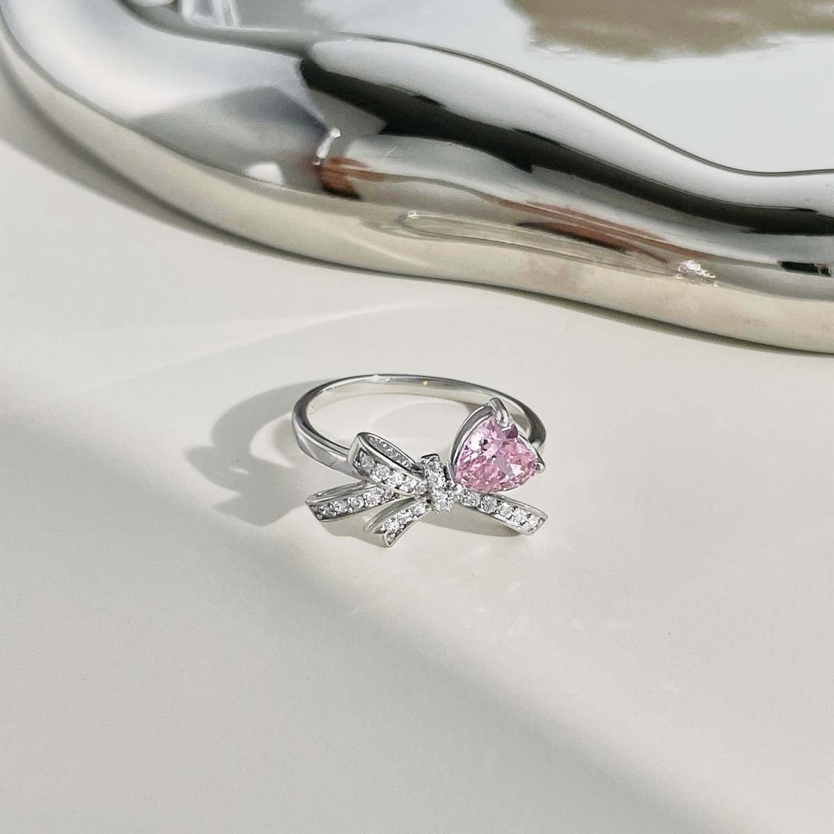 Anillo de diamantes con lazo rosa