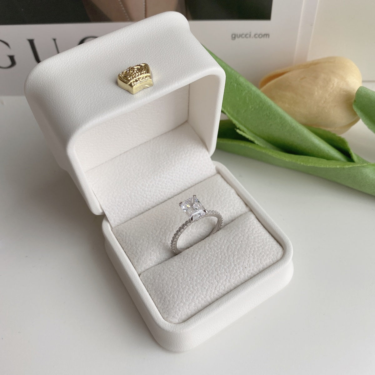 Anillo de diamantes con esmeralda blanca