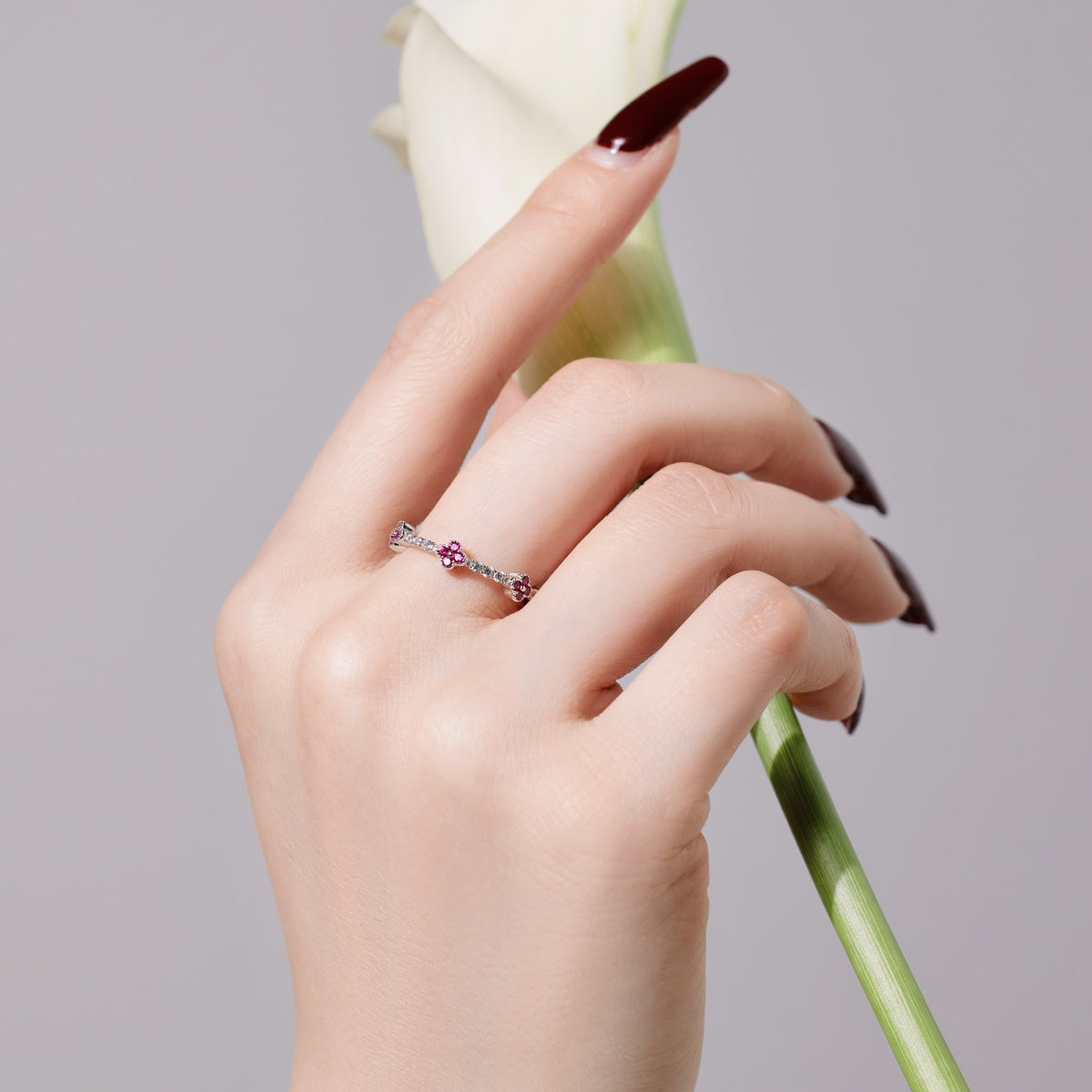 Anillo de diamantes con trébol fucsia