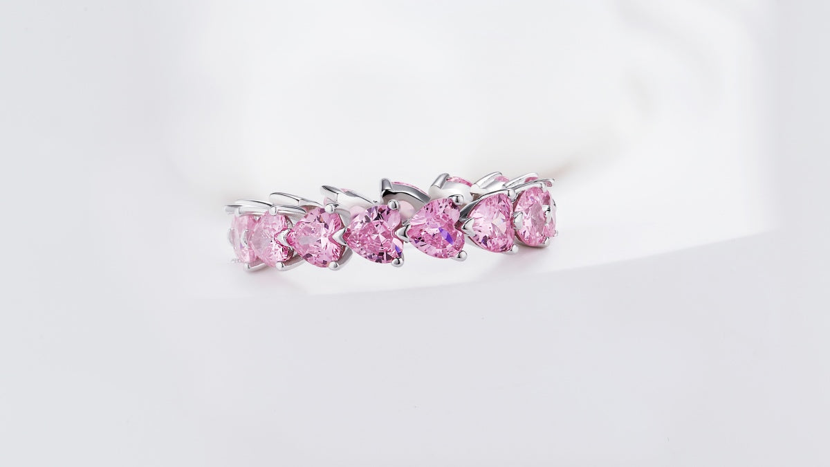 Anillo de diamantes con corazón rosa