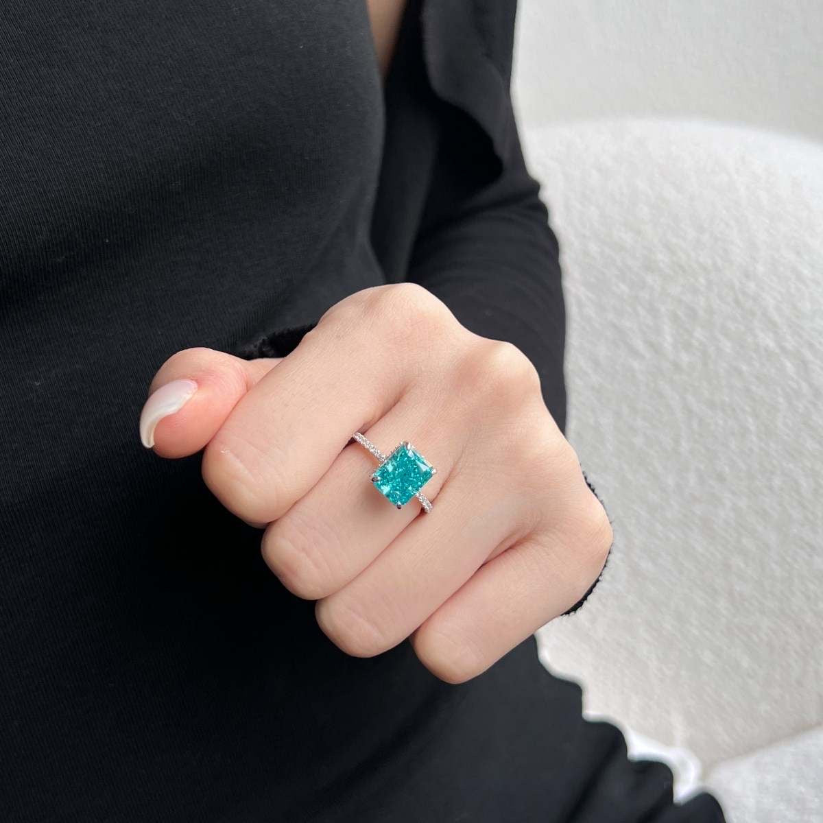 Anillo de diamantes radiantes de color turquesa
