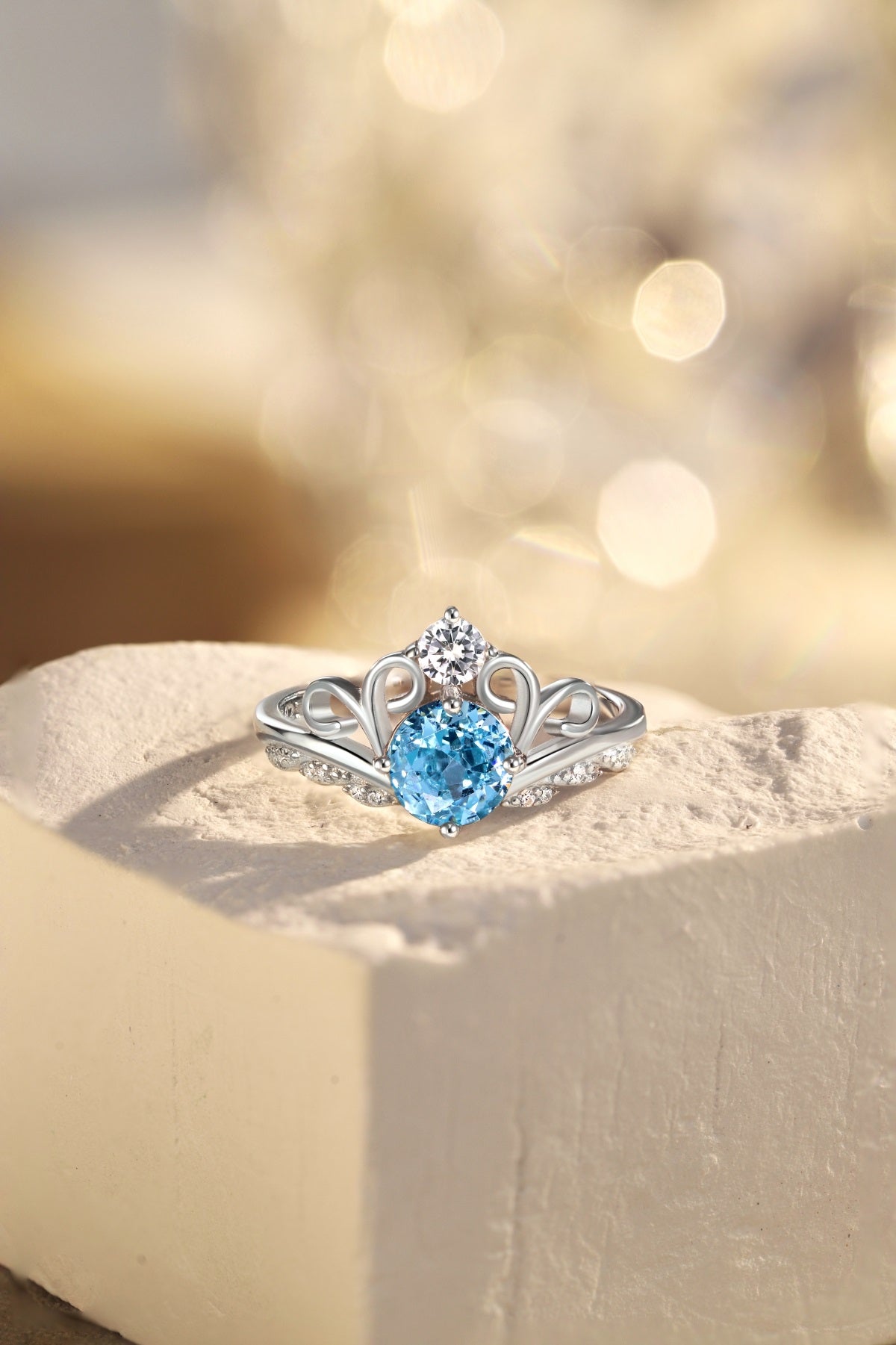 Anillo de diamantes con corona azul