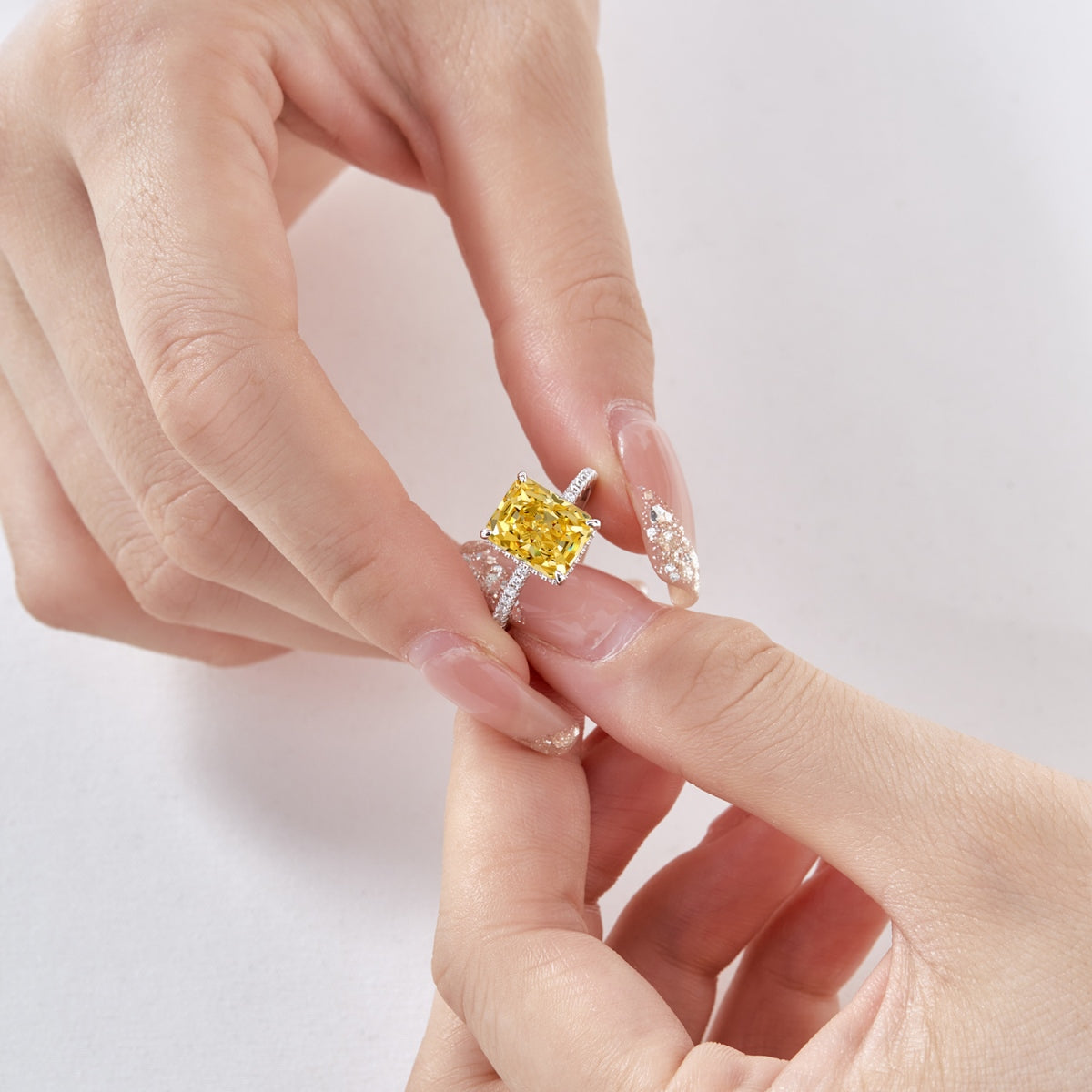 Anillo de diamantes radiantes amarillos