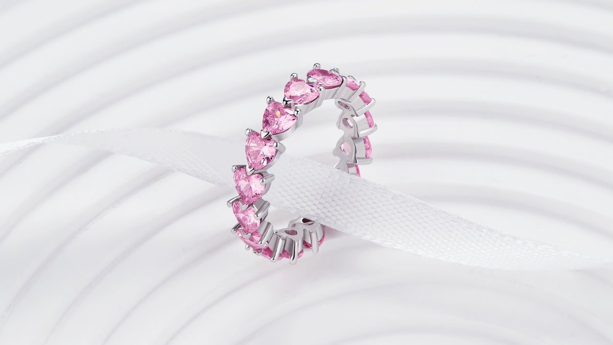Anillo de diamantes con corazón rosa
