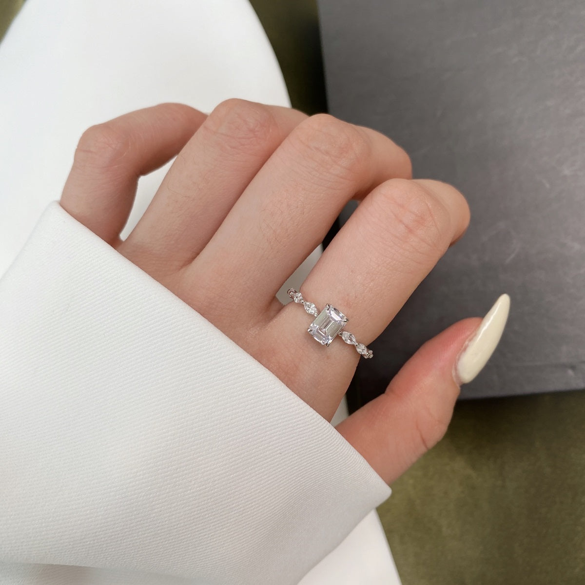 Anillo de diamantes de talla esmeralda blanca