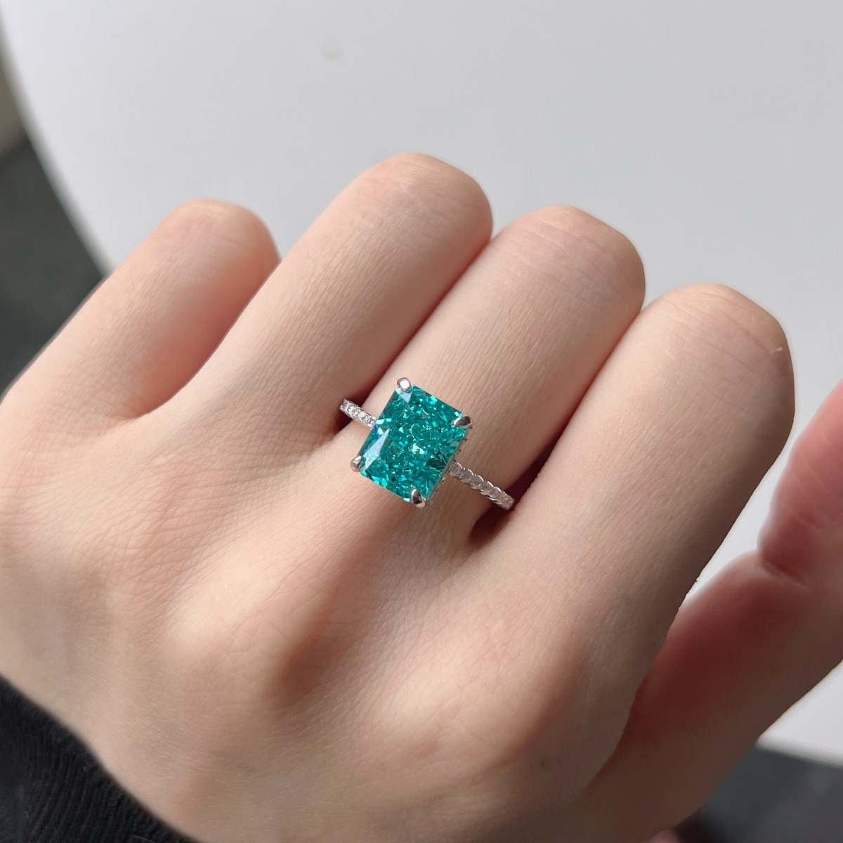 Anillo de diamantes radiantes de color turquesa