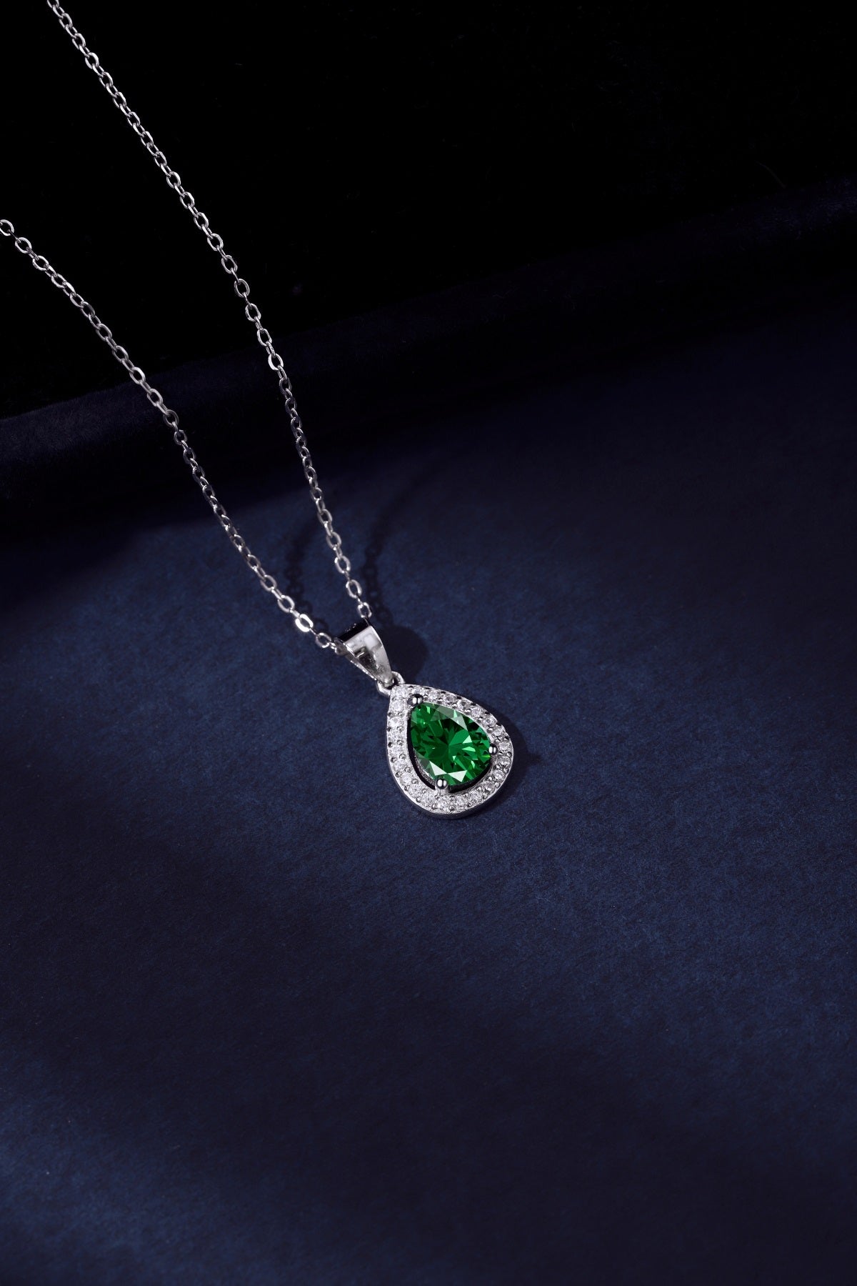 Collar de diamantes verdes