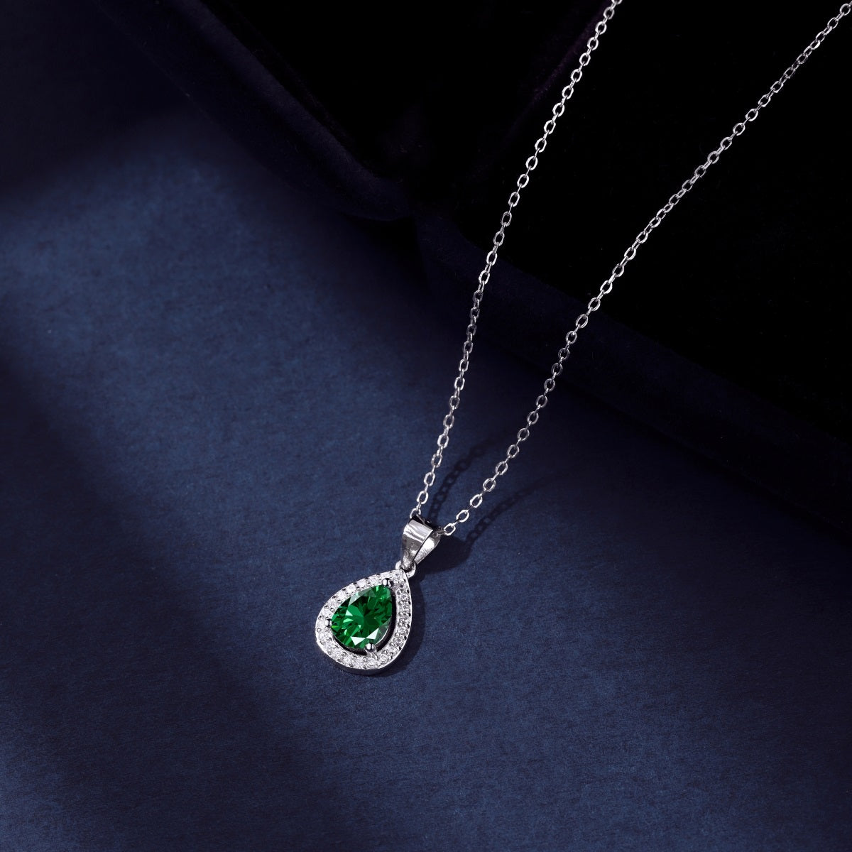 Collar de diamantes verdes