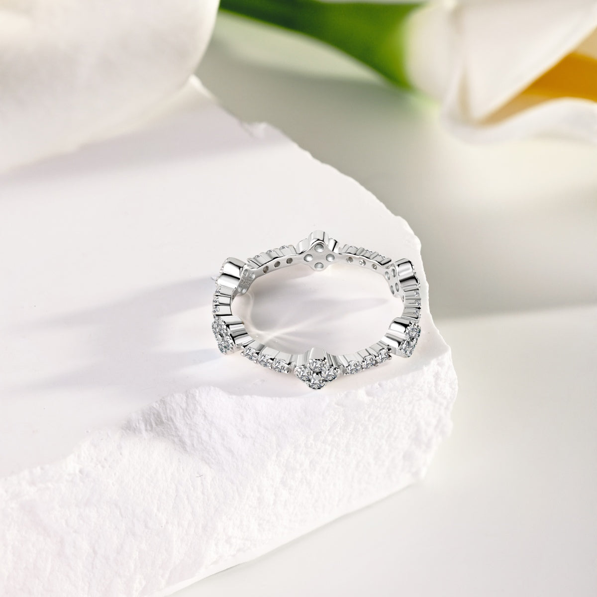 Anillo de diamantes con trébol blanco