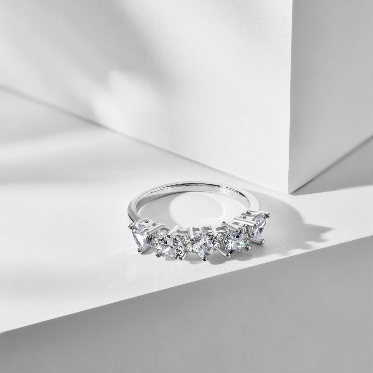 Anillo de diamantes con corazón blanco