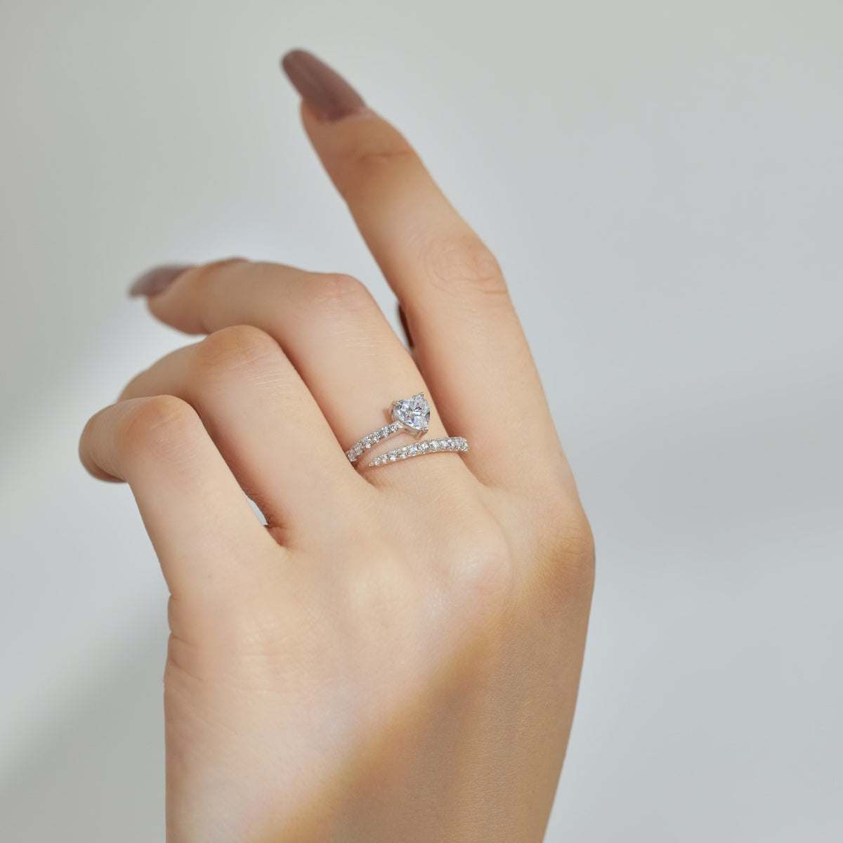 Anillo de diamantes con corazón blanco