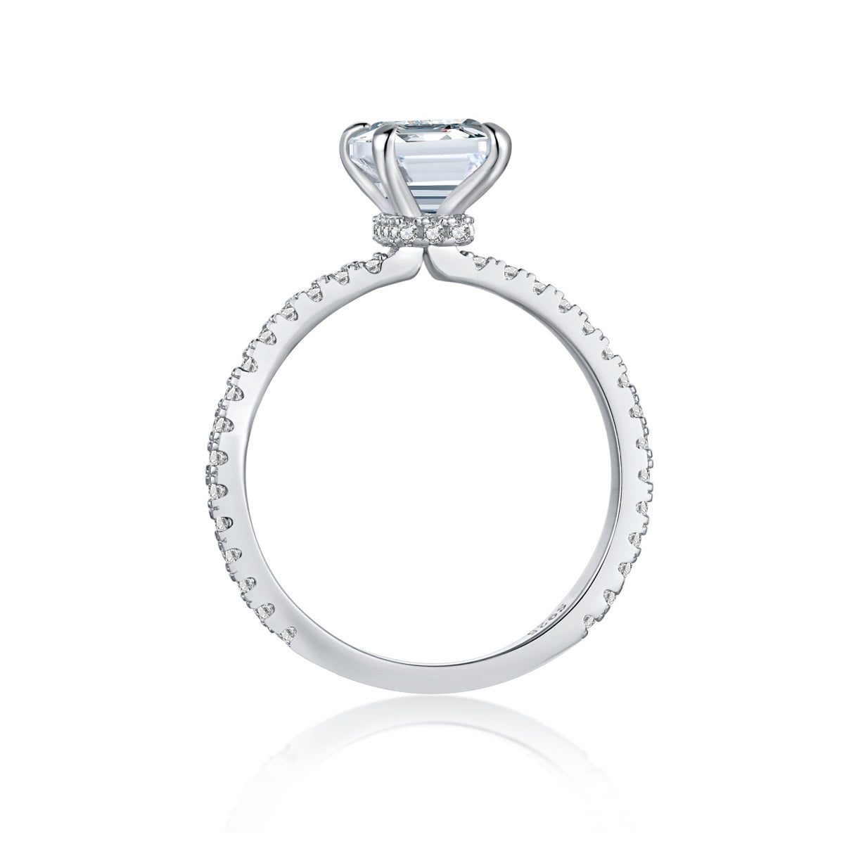 Anillo de diamantes con esmeralda blanca