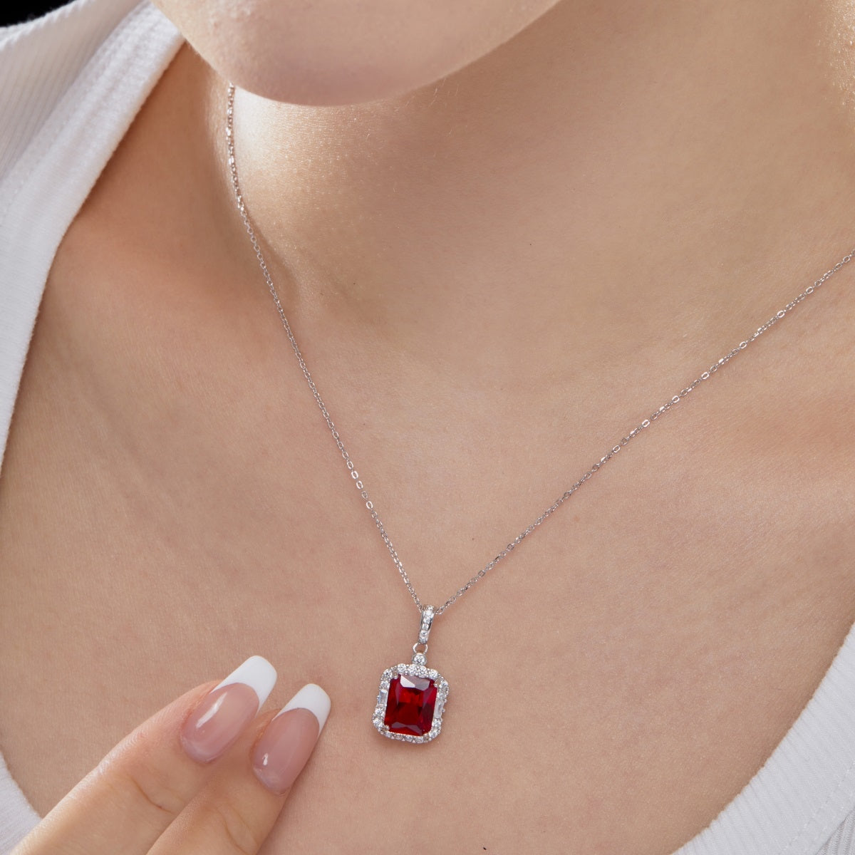 Collar de diamantes rojos
