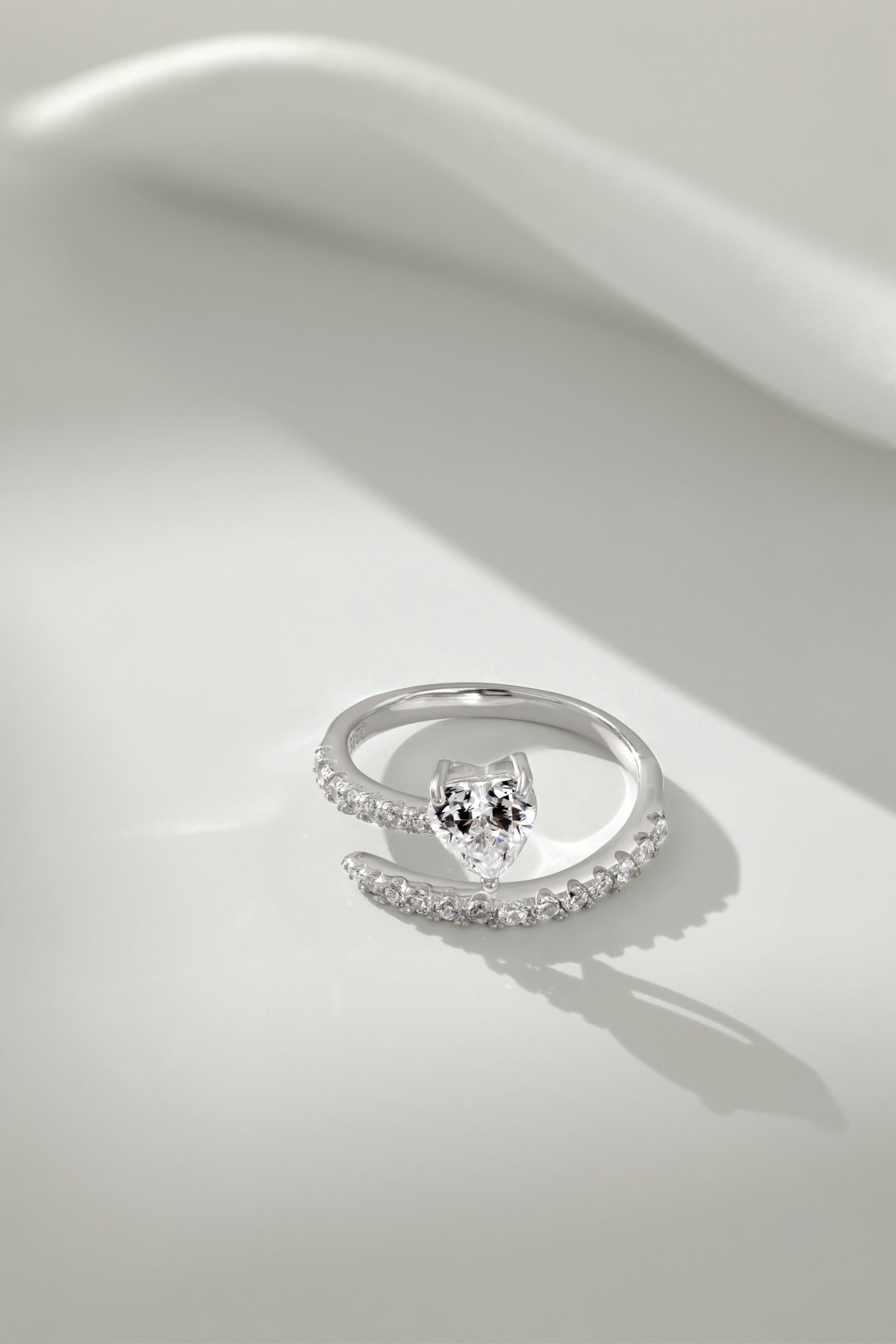 Anillo de diamantes con corazón blanco