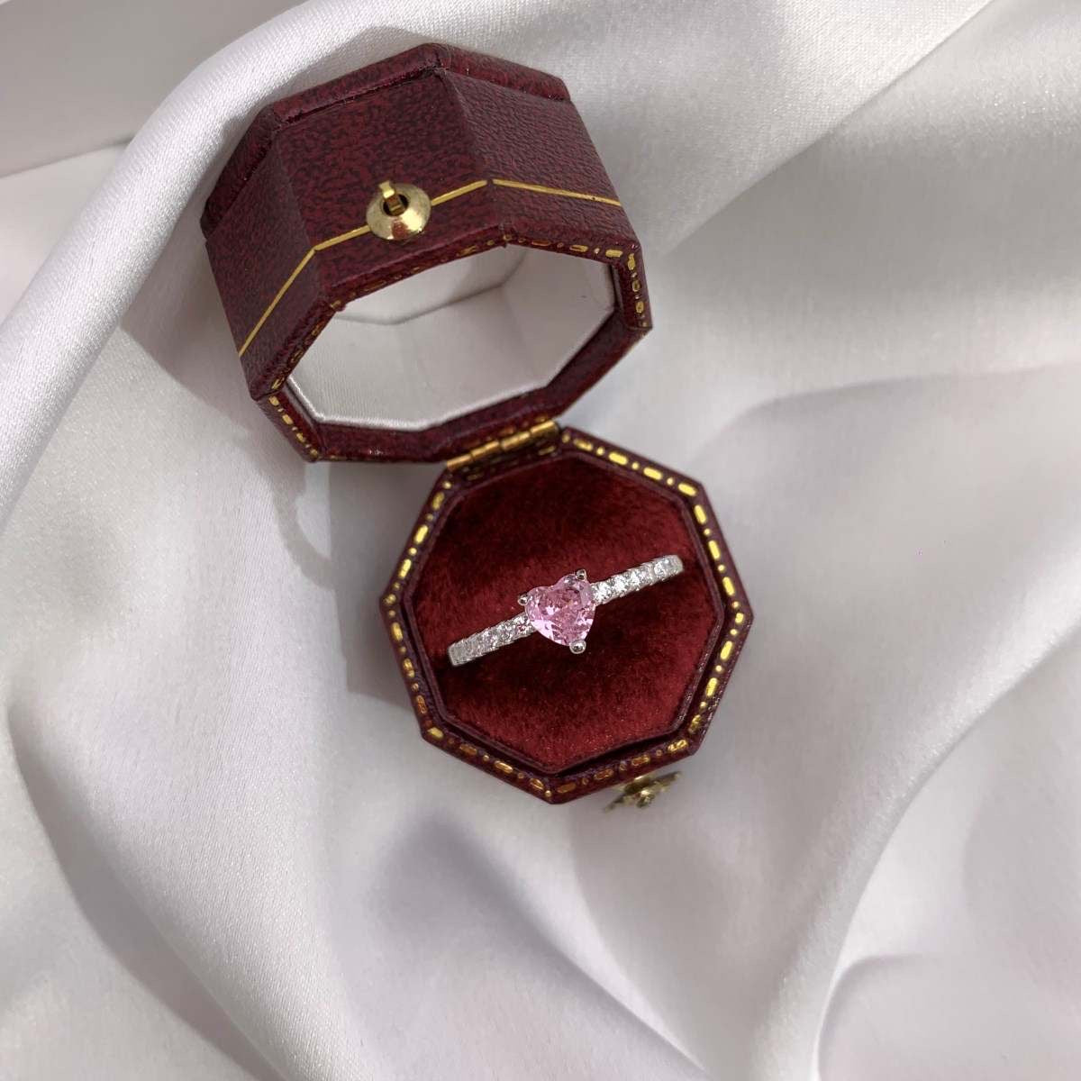 Anillo de corazón con diamantes rosas