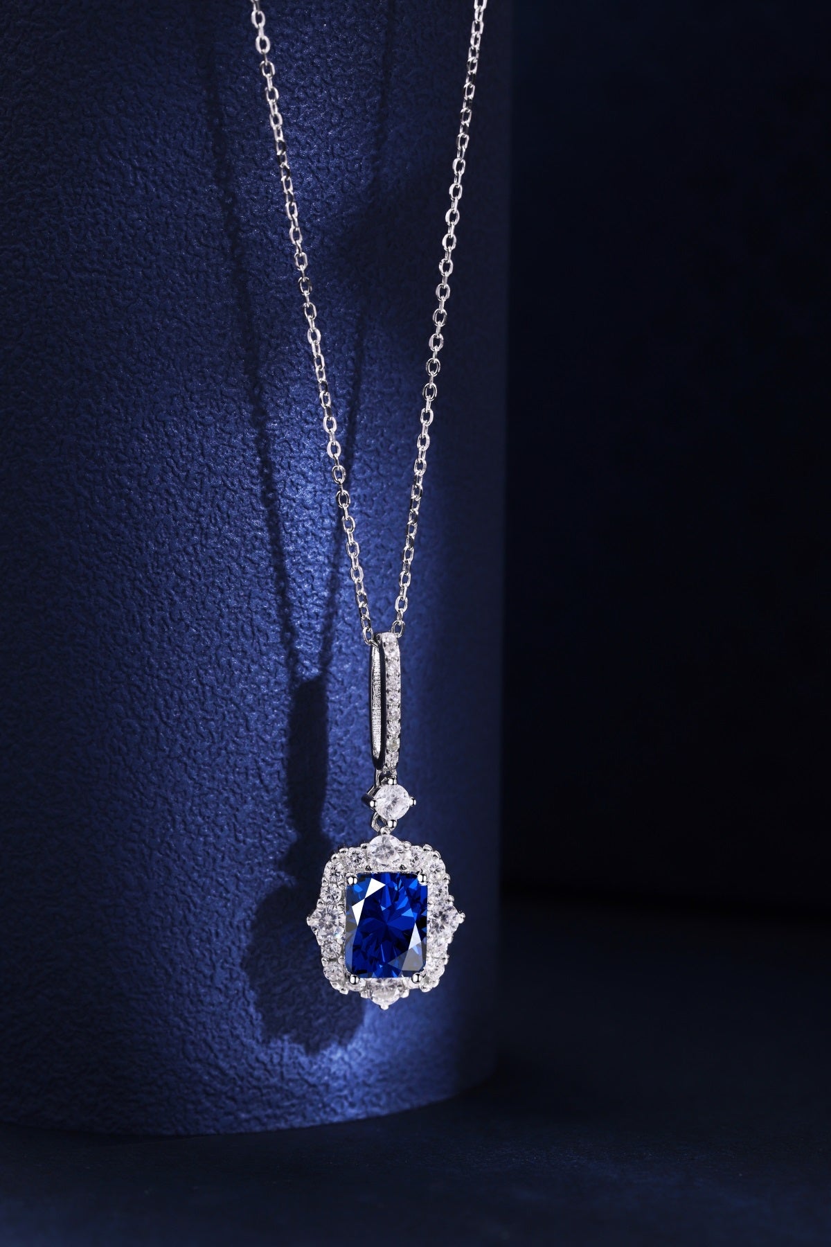 Collar de diamantes azules