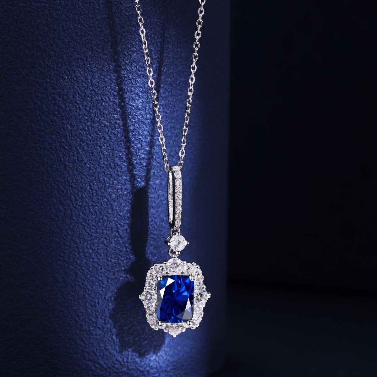 Collar de diamantes azules