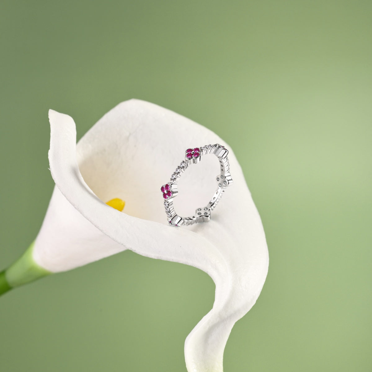 Anillo de diamantes con trébol fucsia