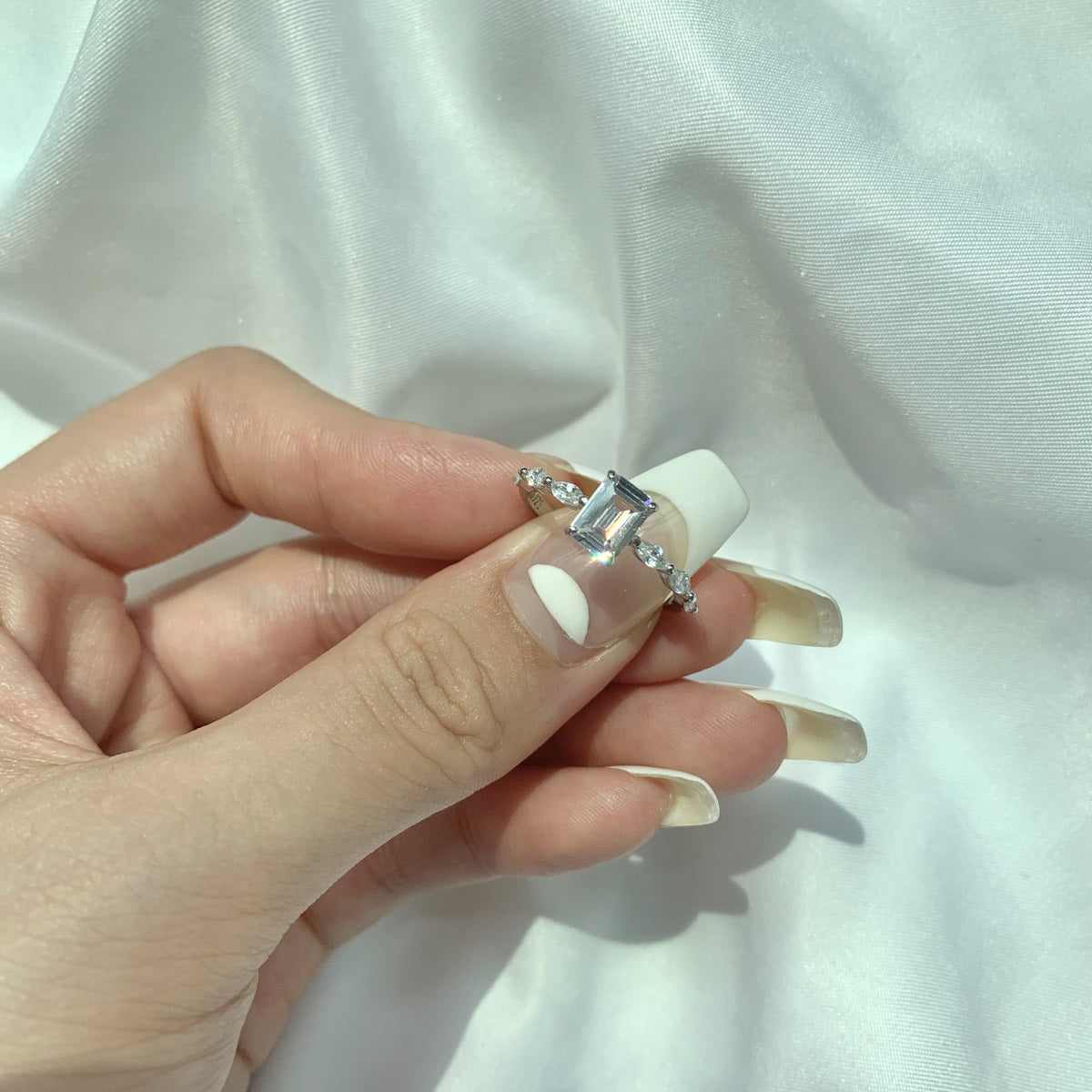 Anillo de diamantes de talla esmeralda blanca