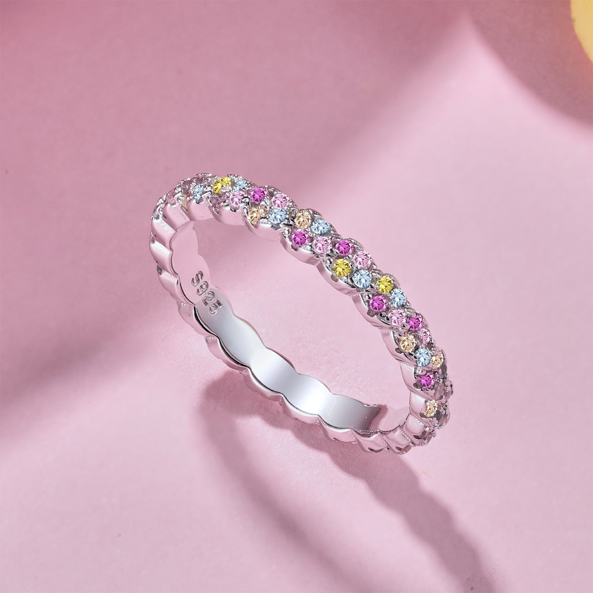 Anillo de diamantes de colores