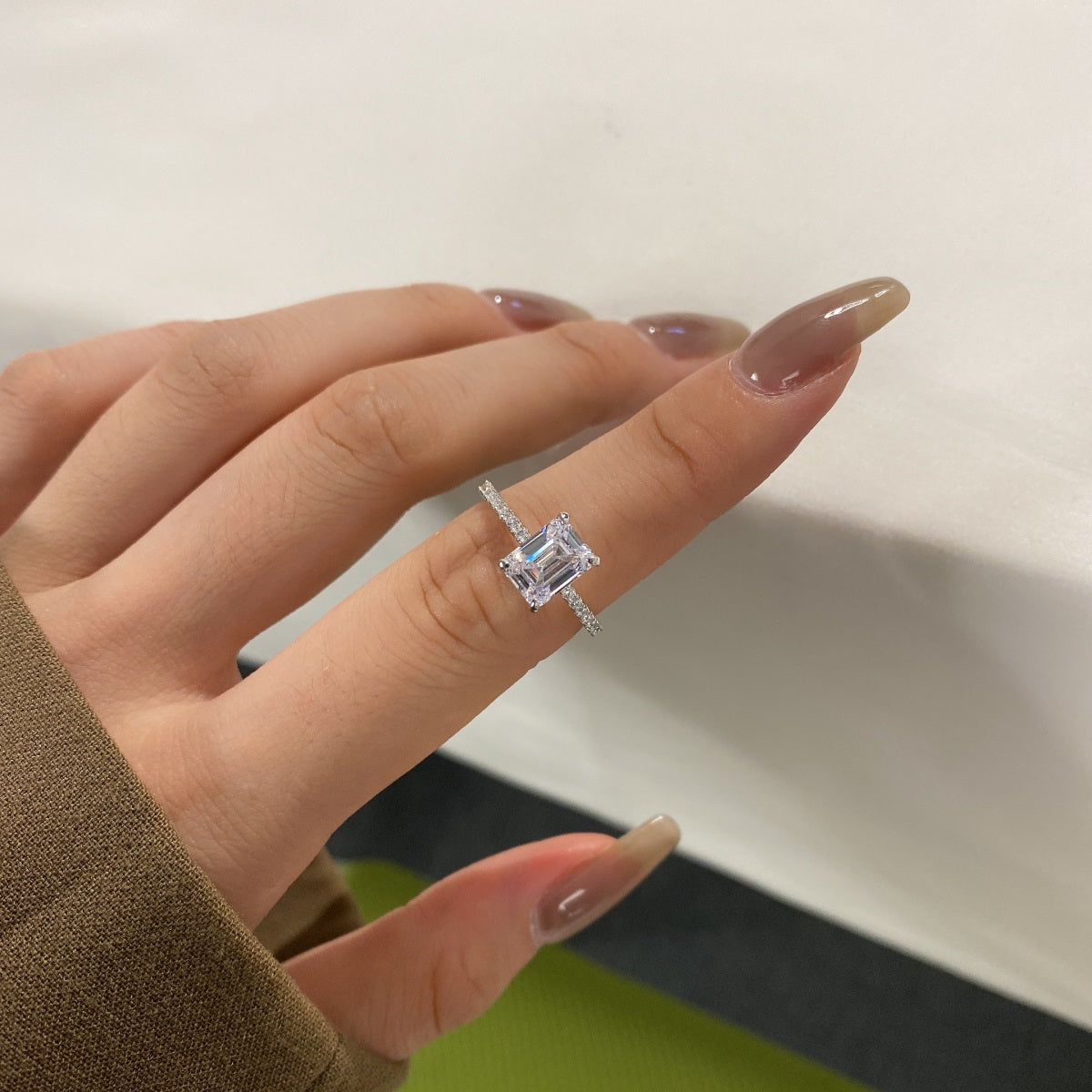 Anillo de diamantes con esmeralda blanca