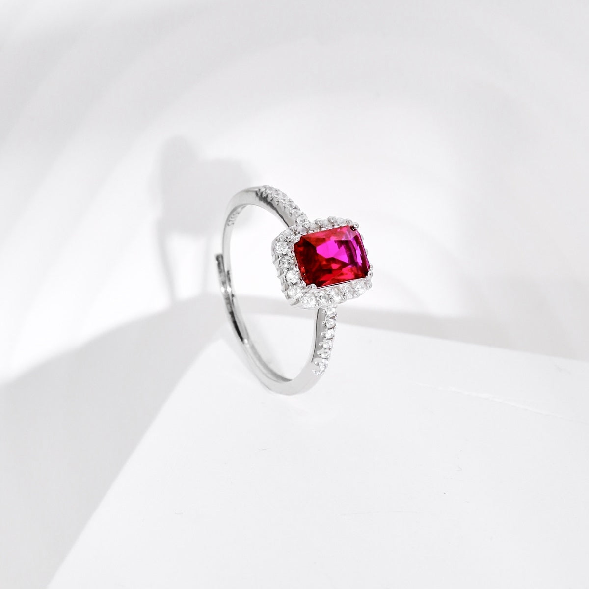 Anillo de diamante rojo