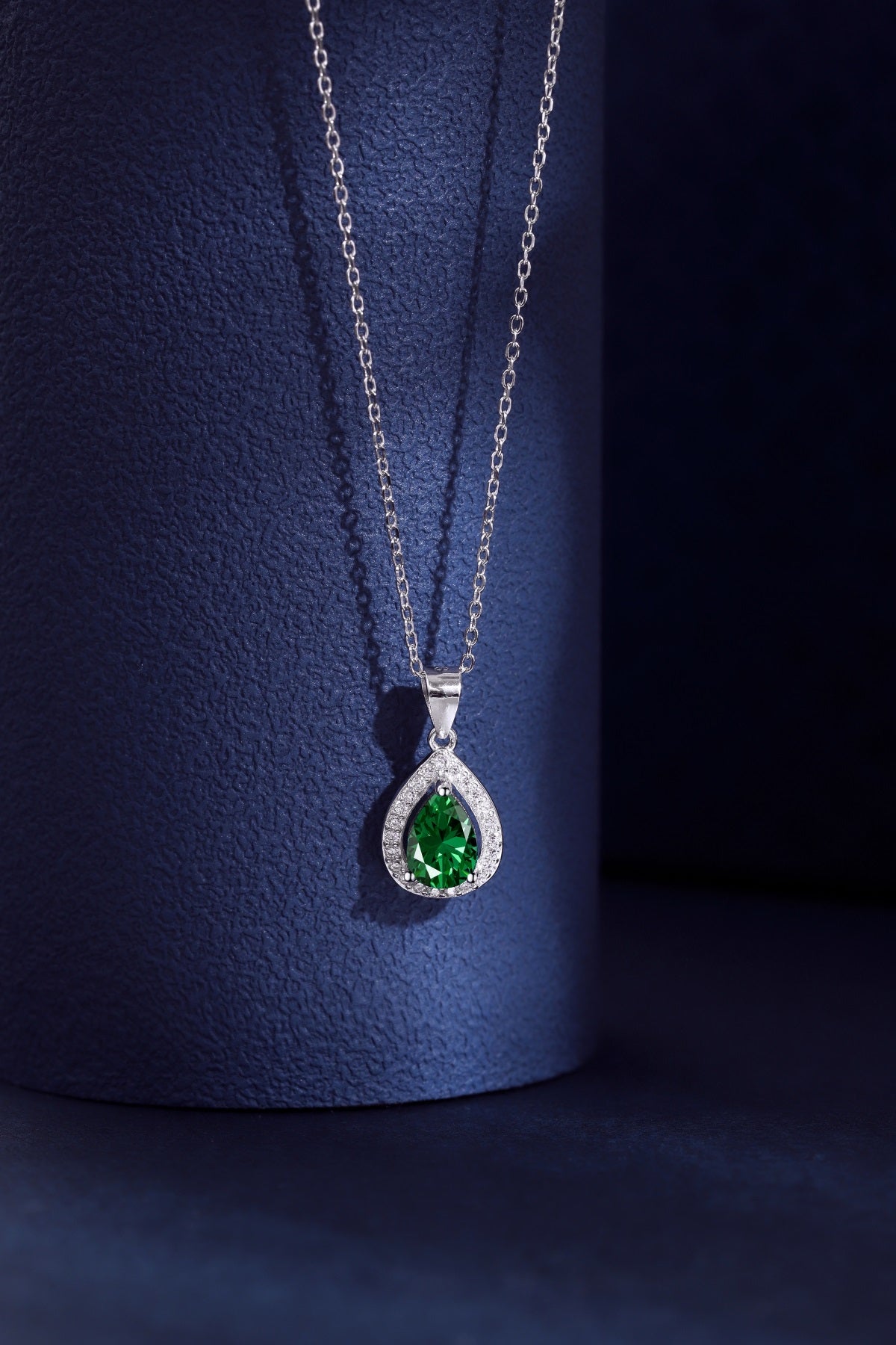 Collar de diamantes verdes