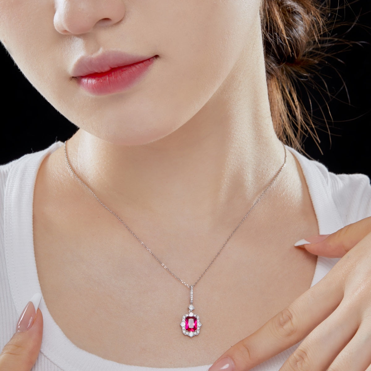 Collar de diamantes rojos