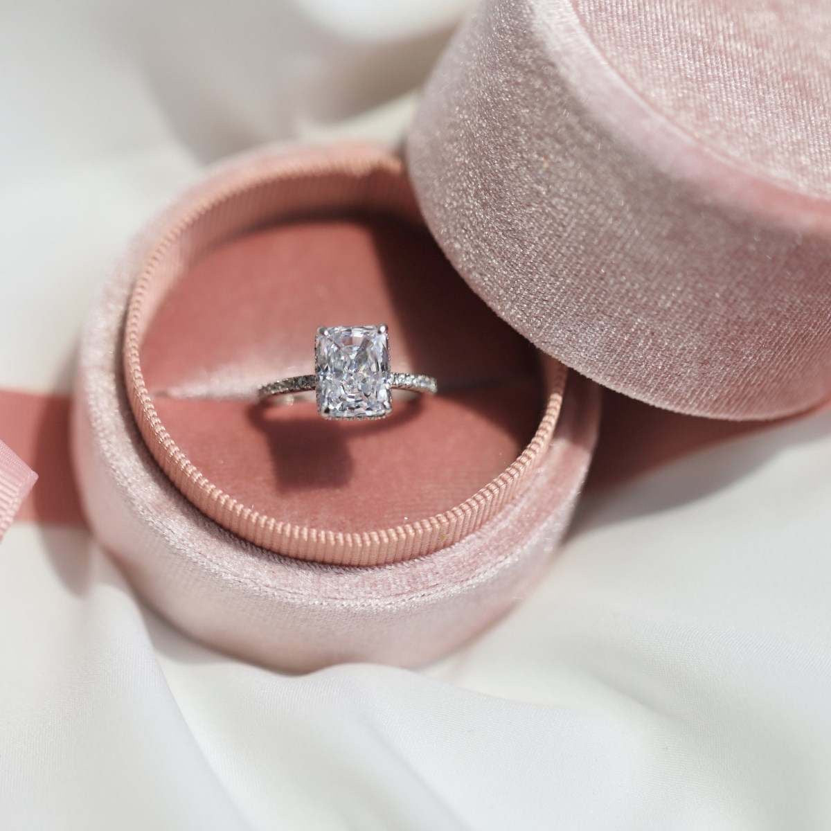 Anillo de diamantes blancos radiantes