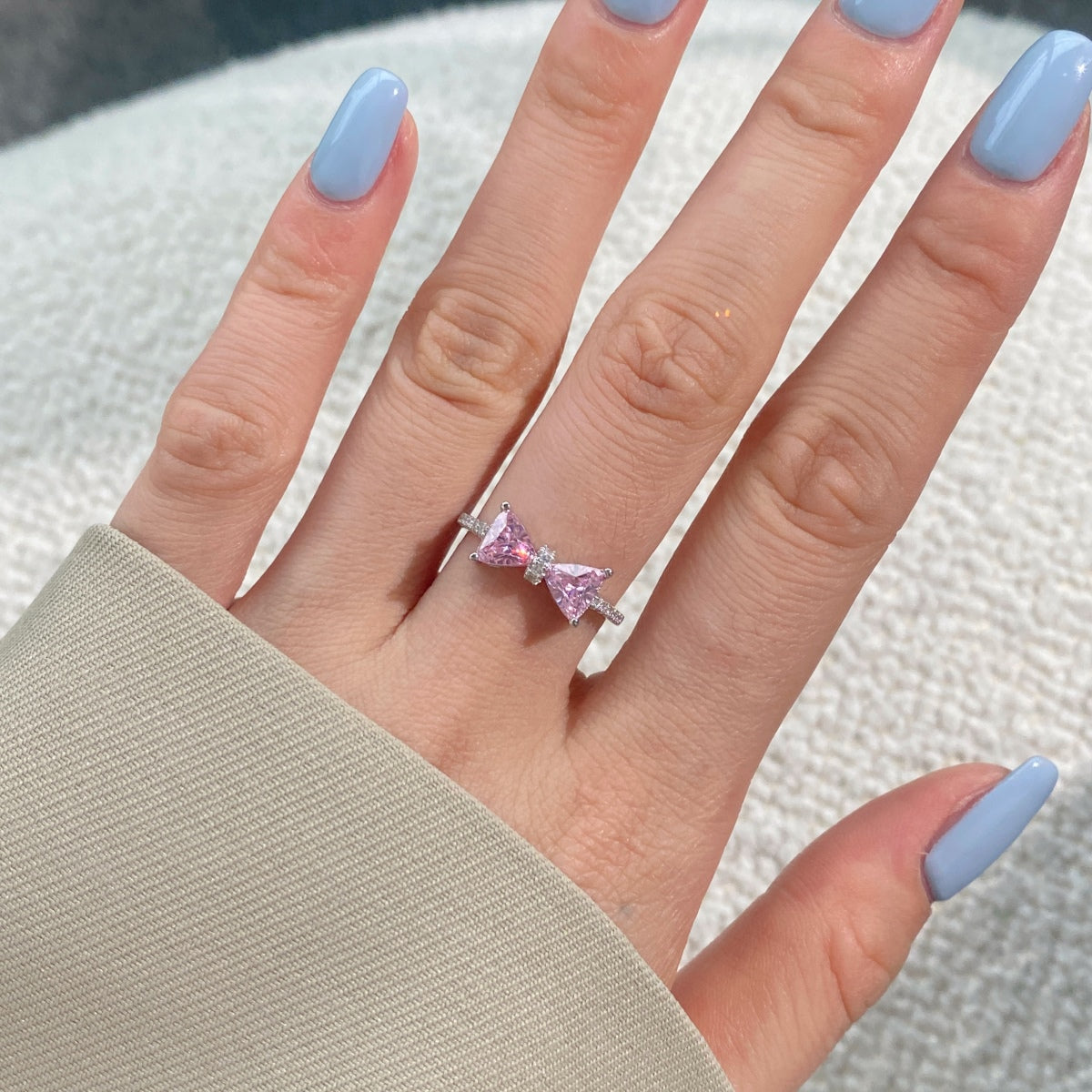 Anillo de diamantes con lazo rosa