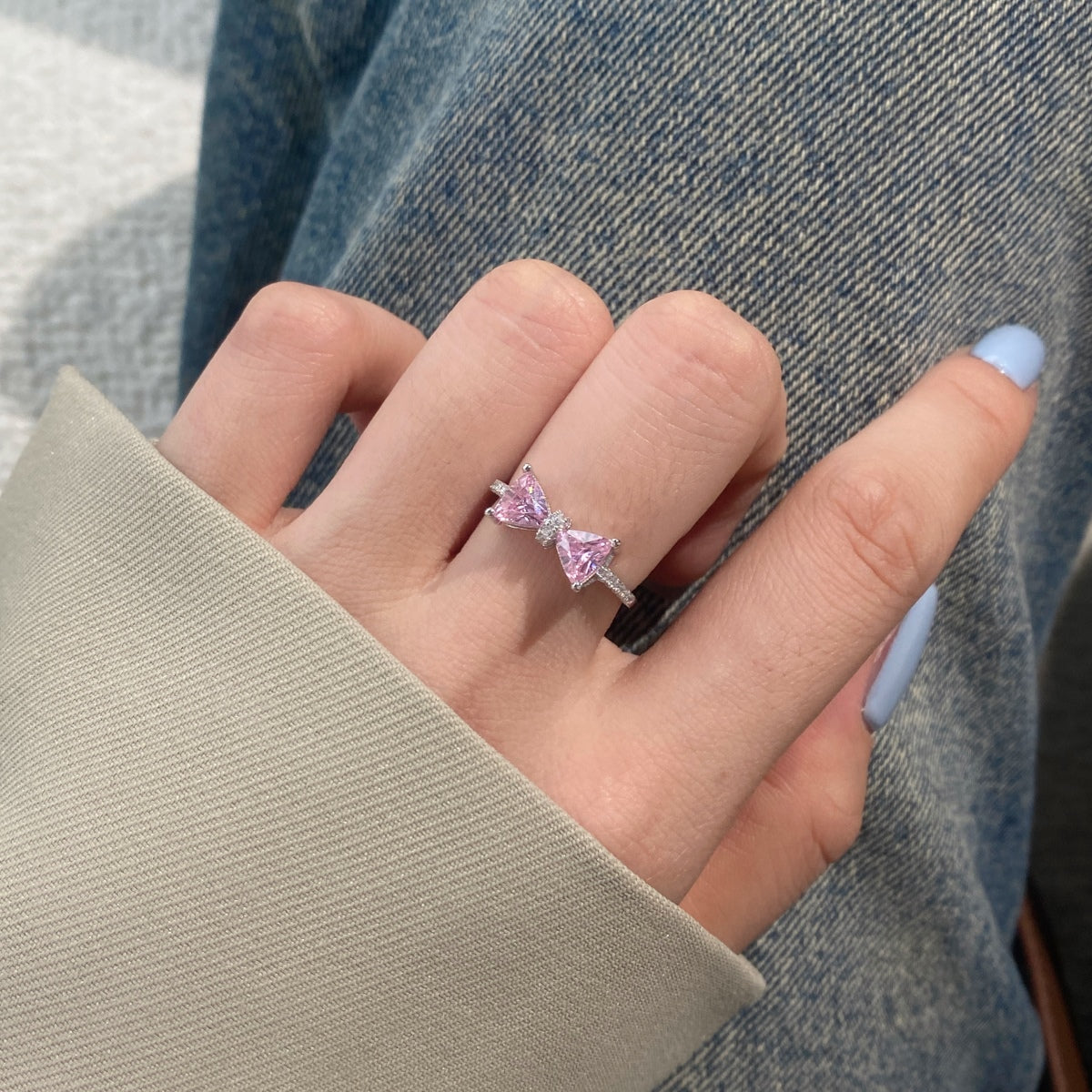 Anillo de diamantes con lazo rosa