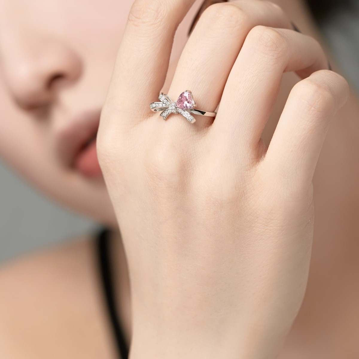 Anillo de diamantes con lazo rosa
