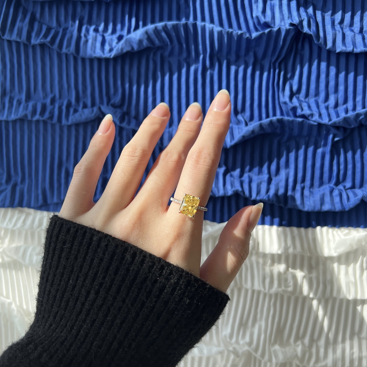 Anillo de diamantes radiantes amarillos