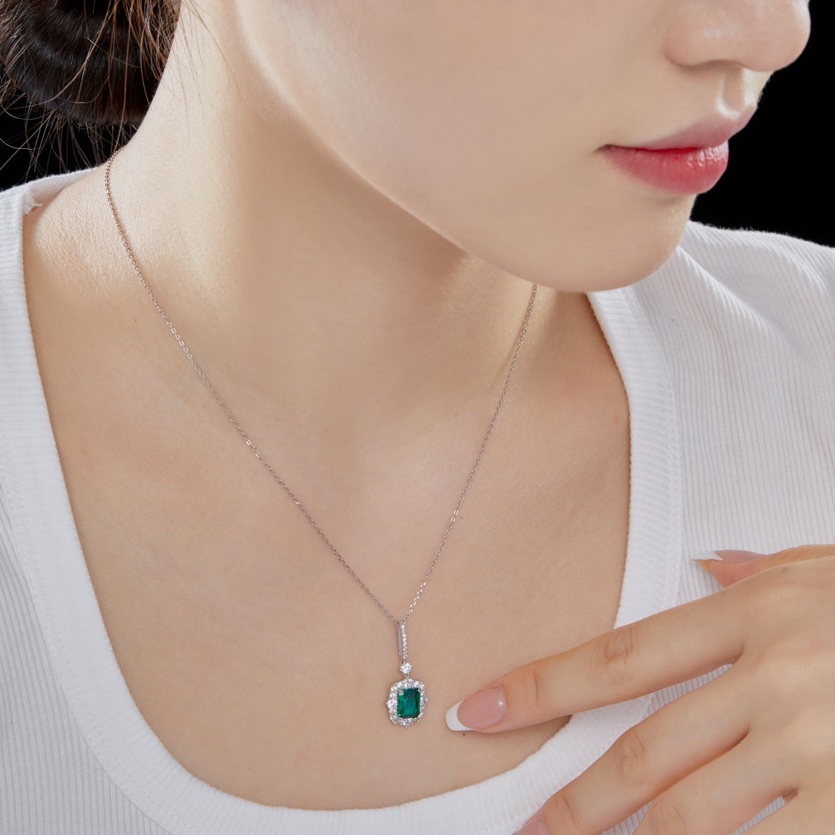 Collar de diamantes verdes