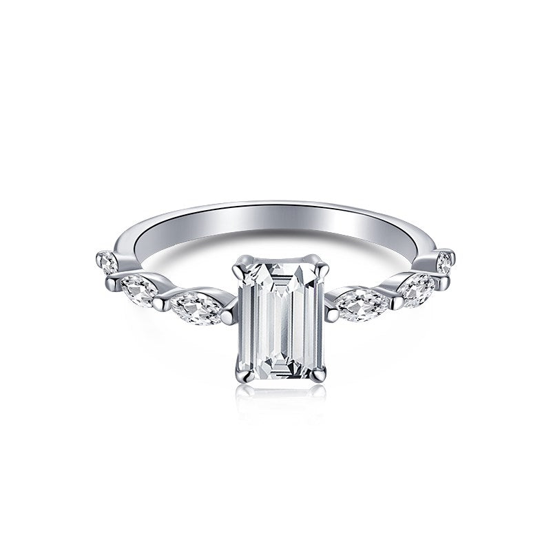 Anillo de diamantes de talla esmeralda blanca