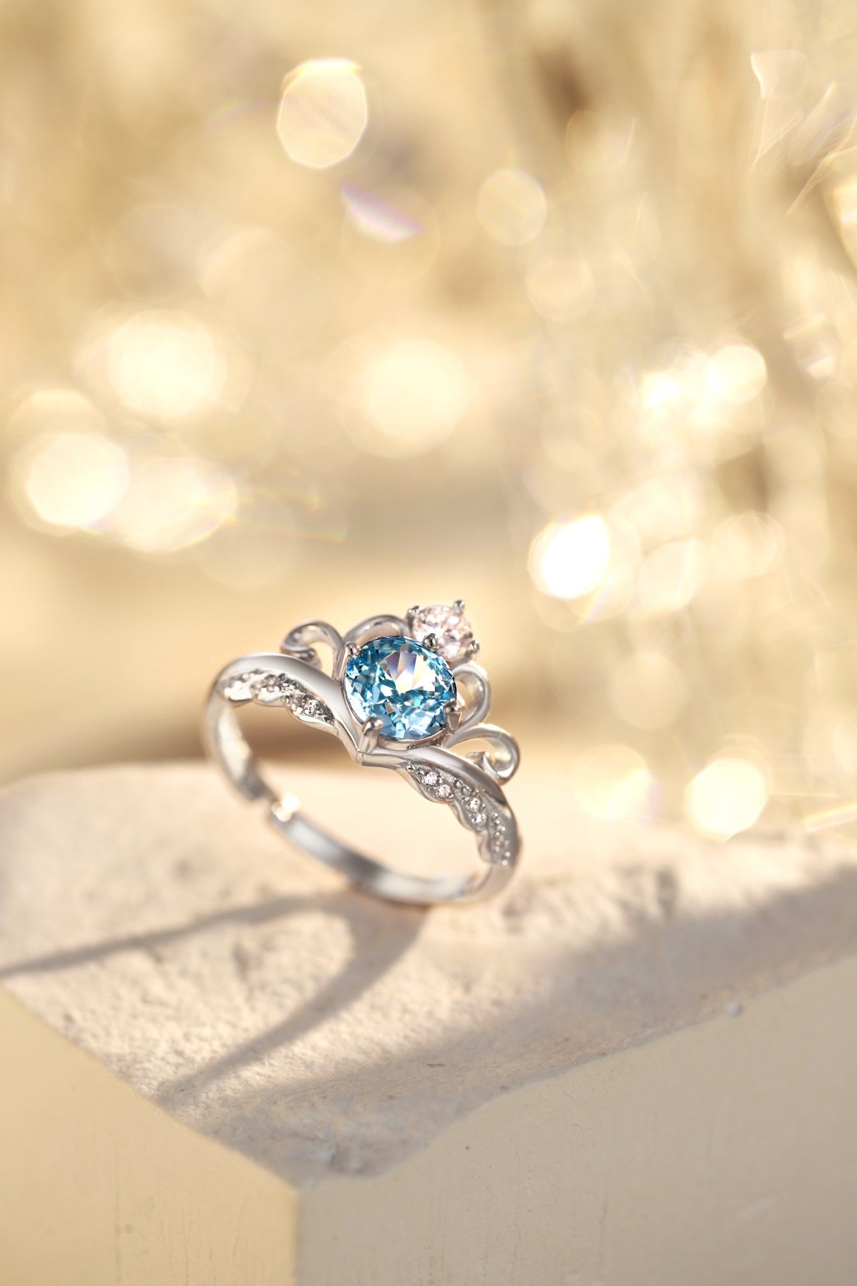 Anillo de diamantes con corona azul