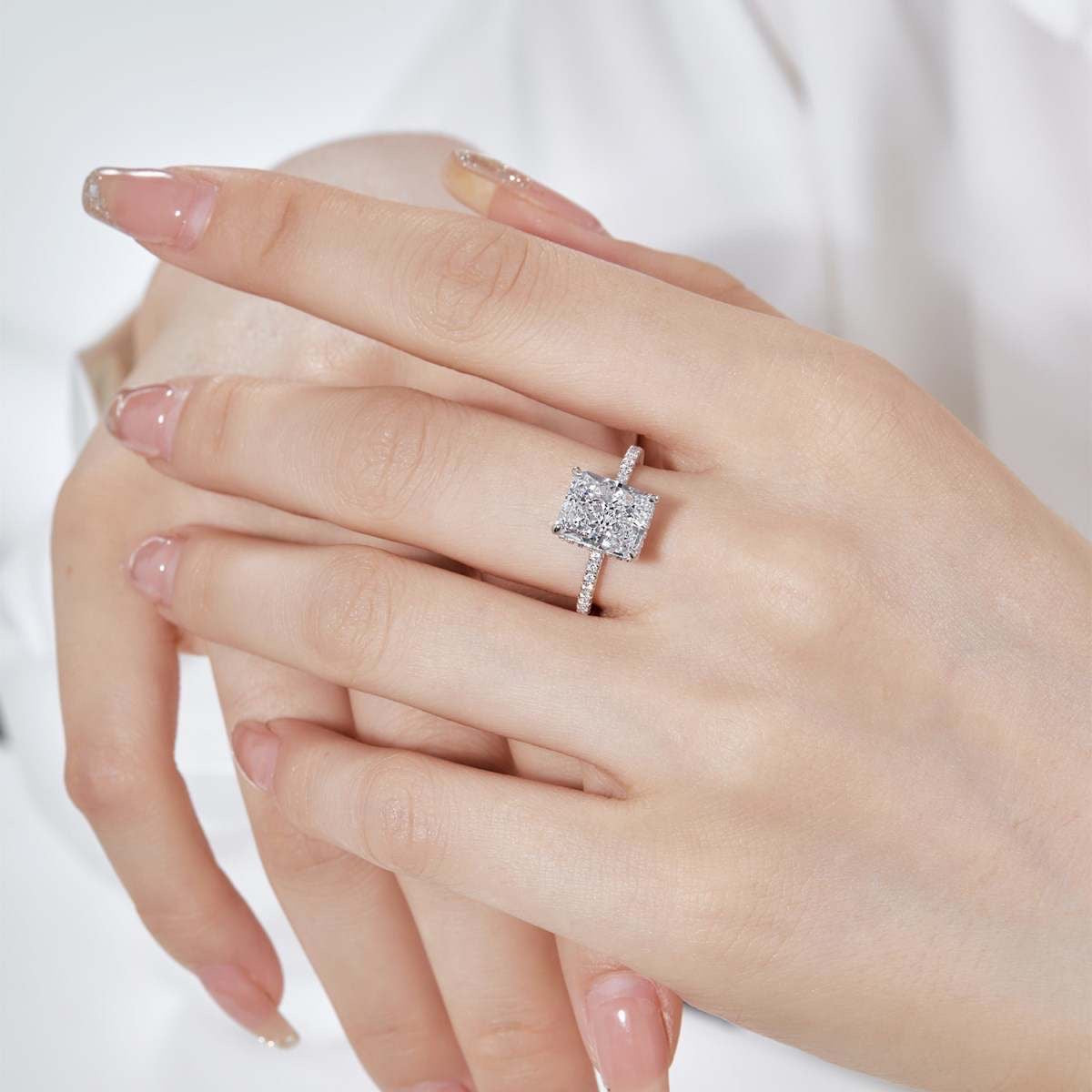Anillo de diamantes blancos radiantes