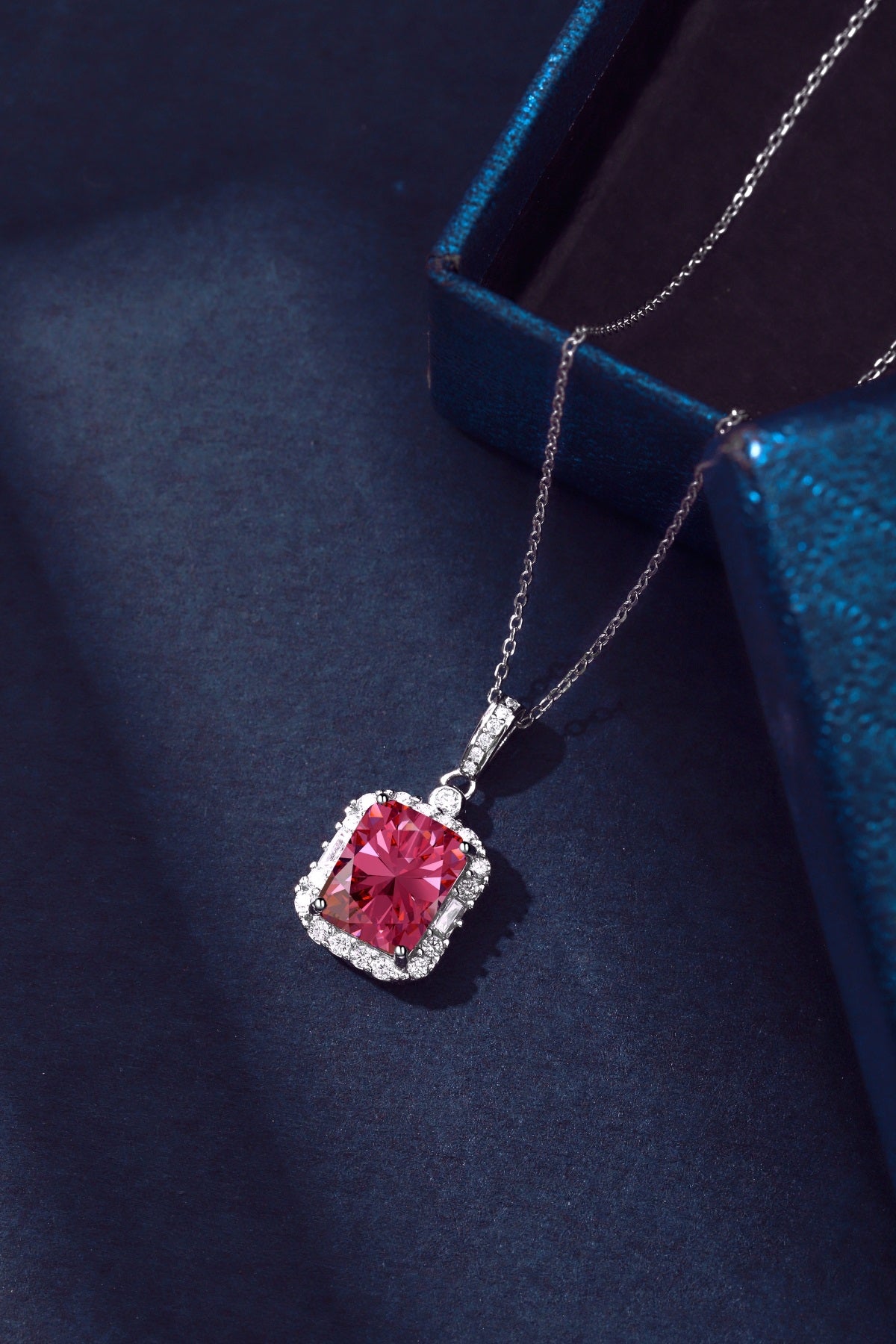 Collar de diamantes rojos