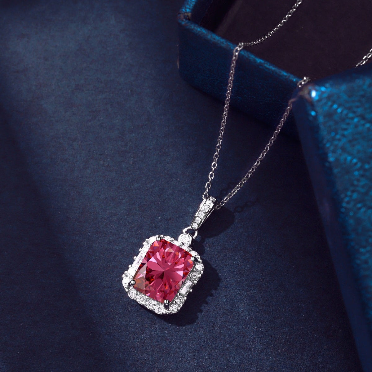 Collar de diamantes rojos