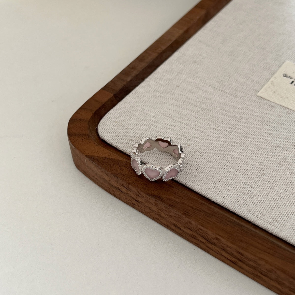 Anillo de diamantes con corazón rosa