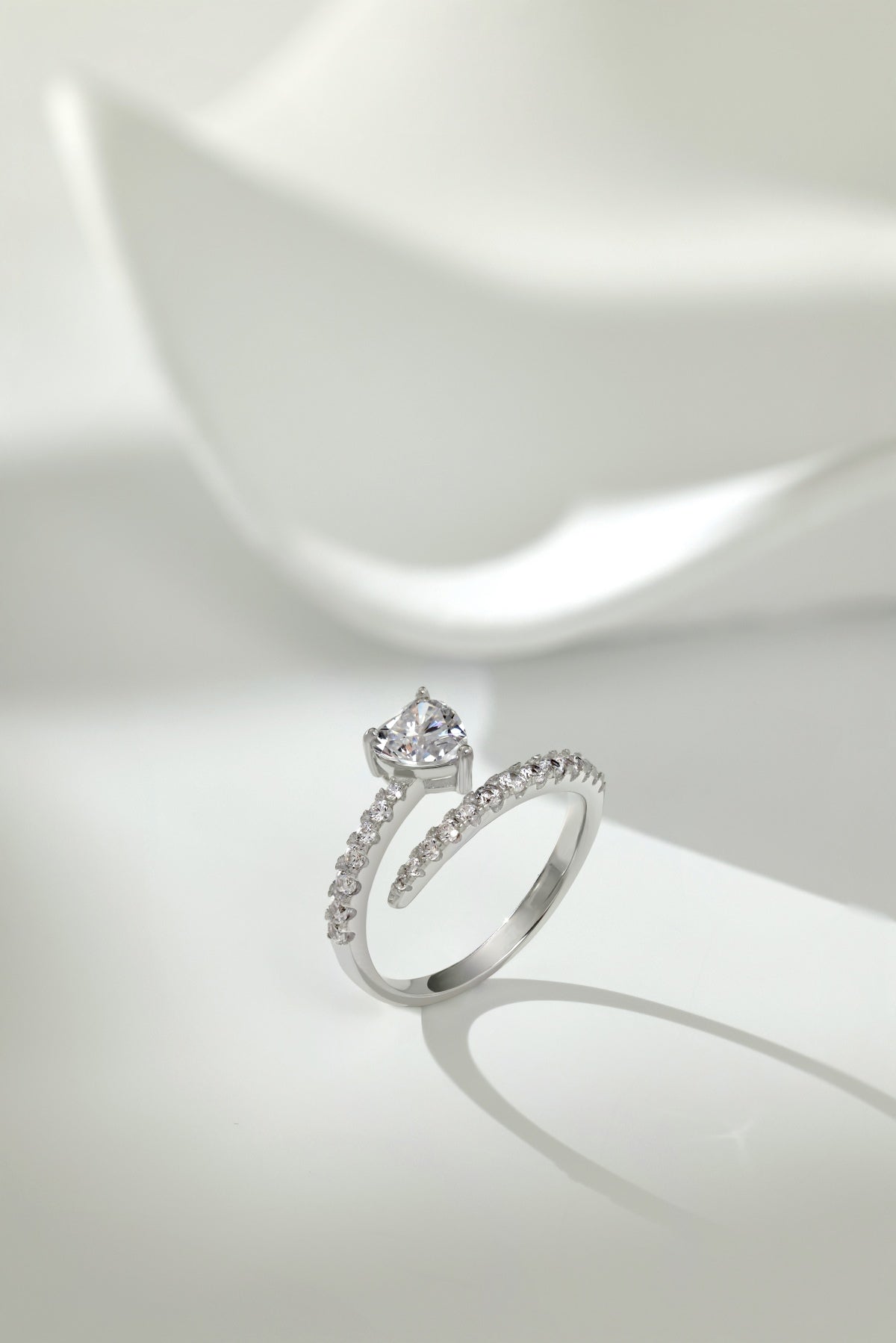 Anillo de diamantes con corazón blanco