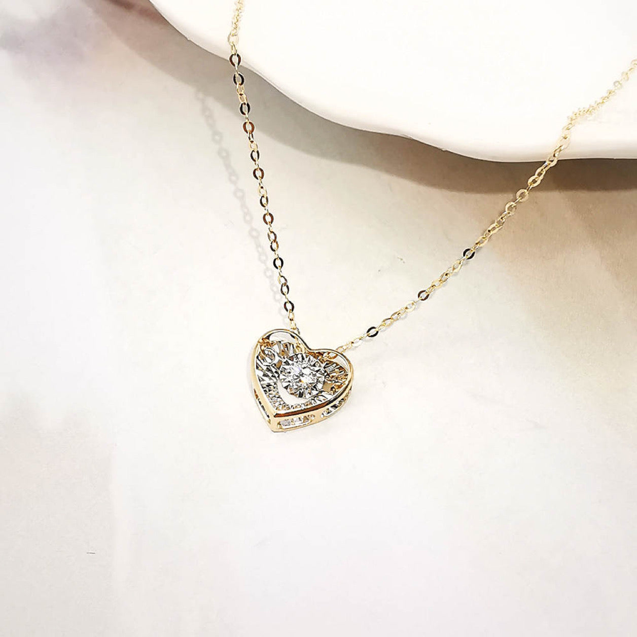 Collar de diamantes naturales en forma de corazón en oro de 18 quilates