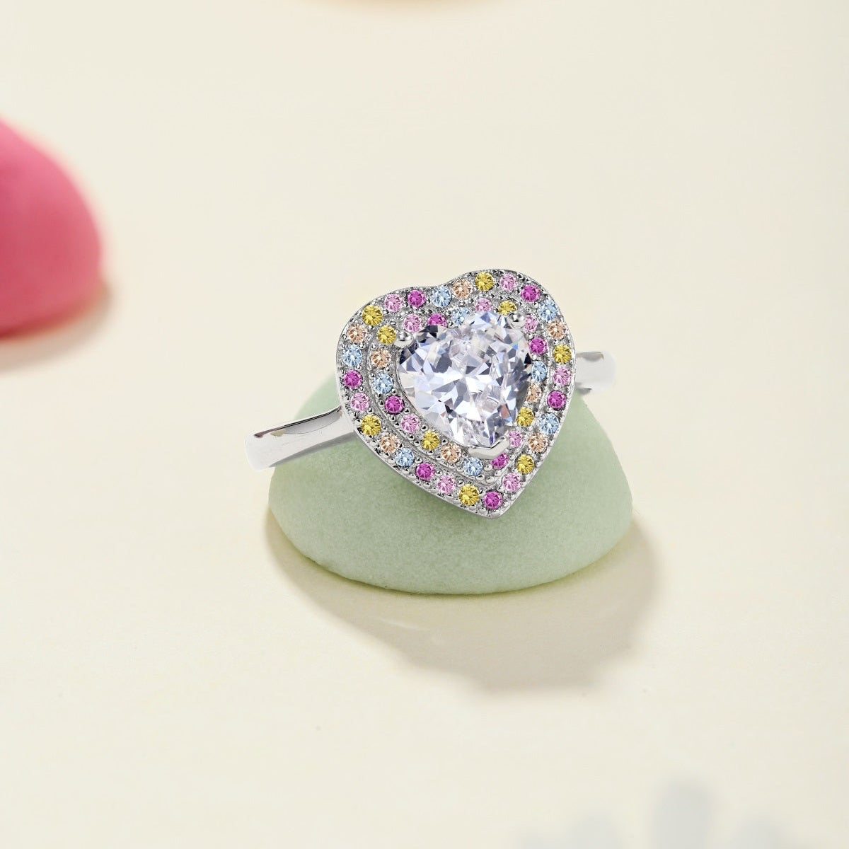 Anillo de diamantes con forma de corazón de colores